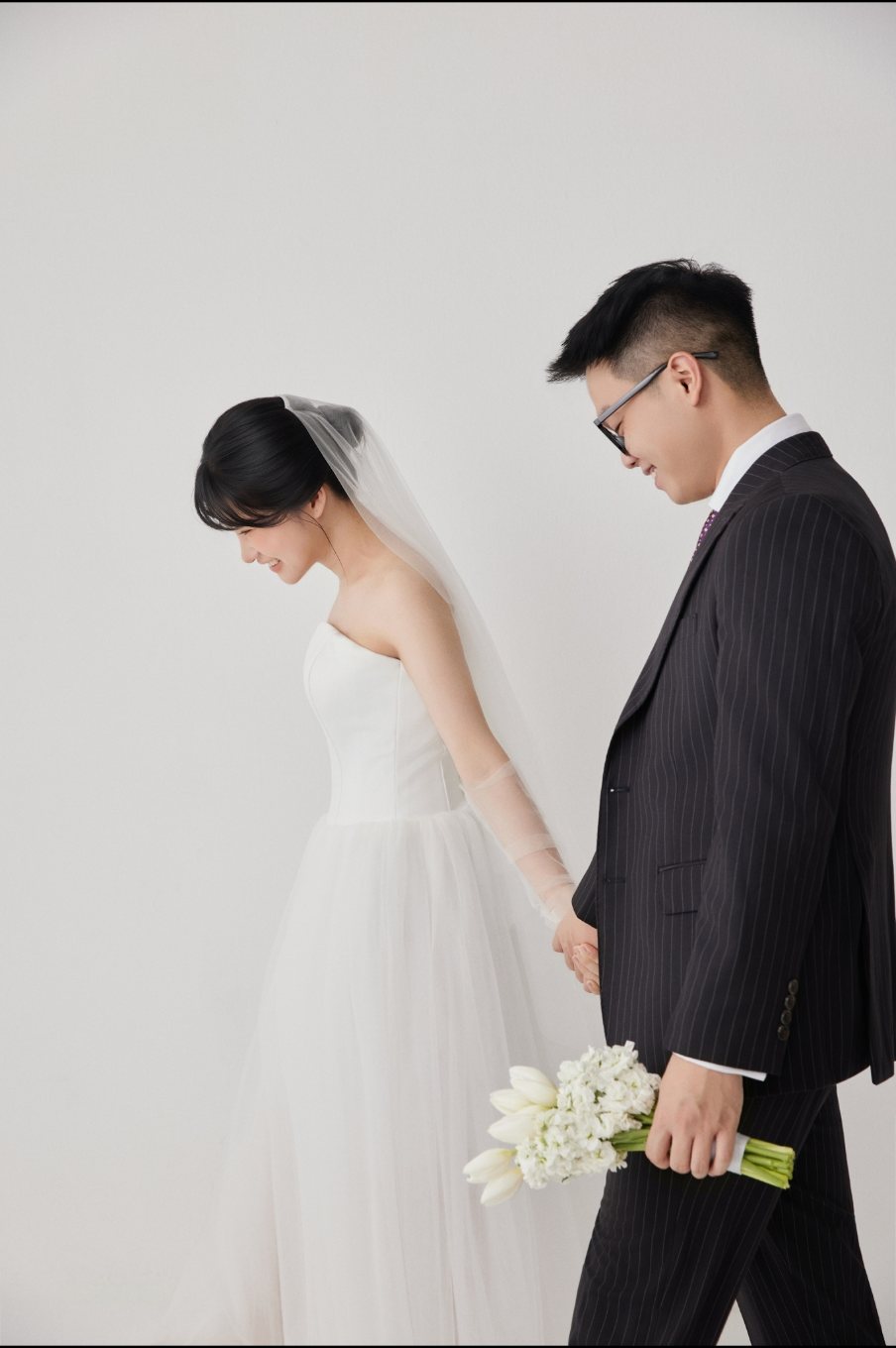 Cô dâu chú rể nắm tay bước đi