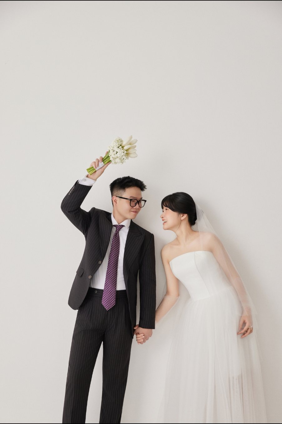 Chú rể giơ hoa cưới lên cao