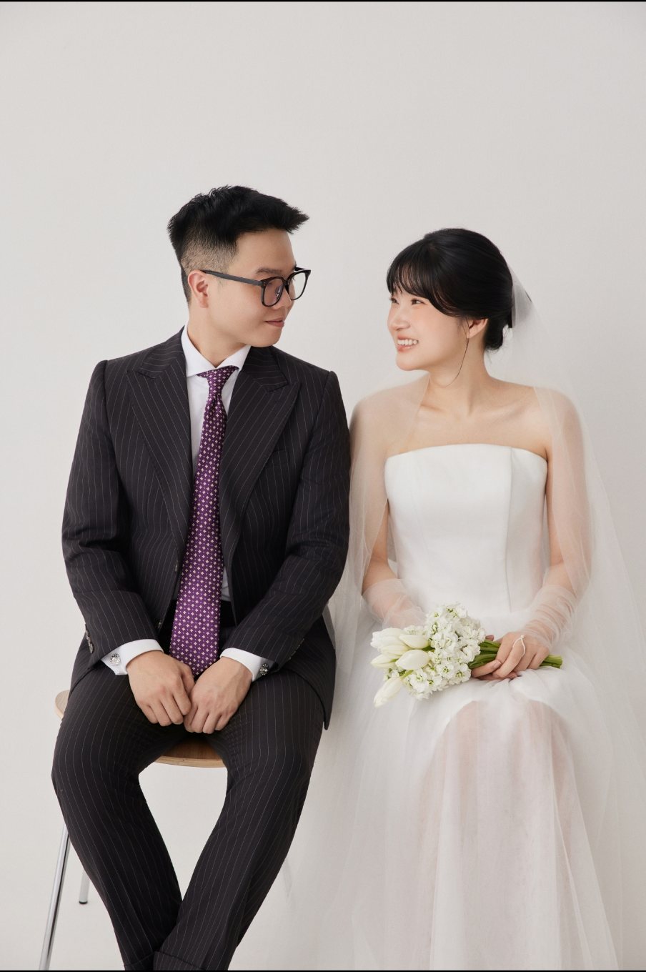 Cô dâu chú rể ngồi cạnh nhau