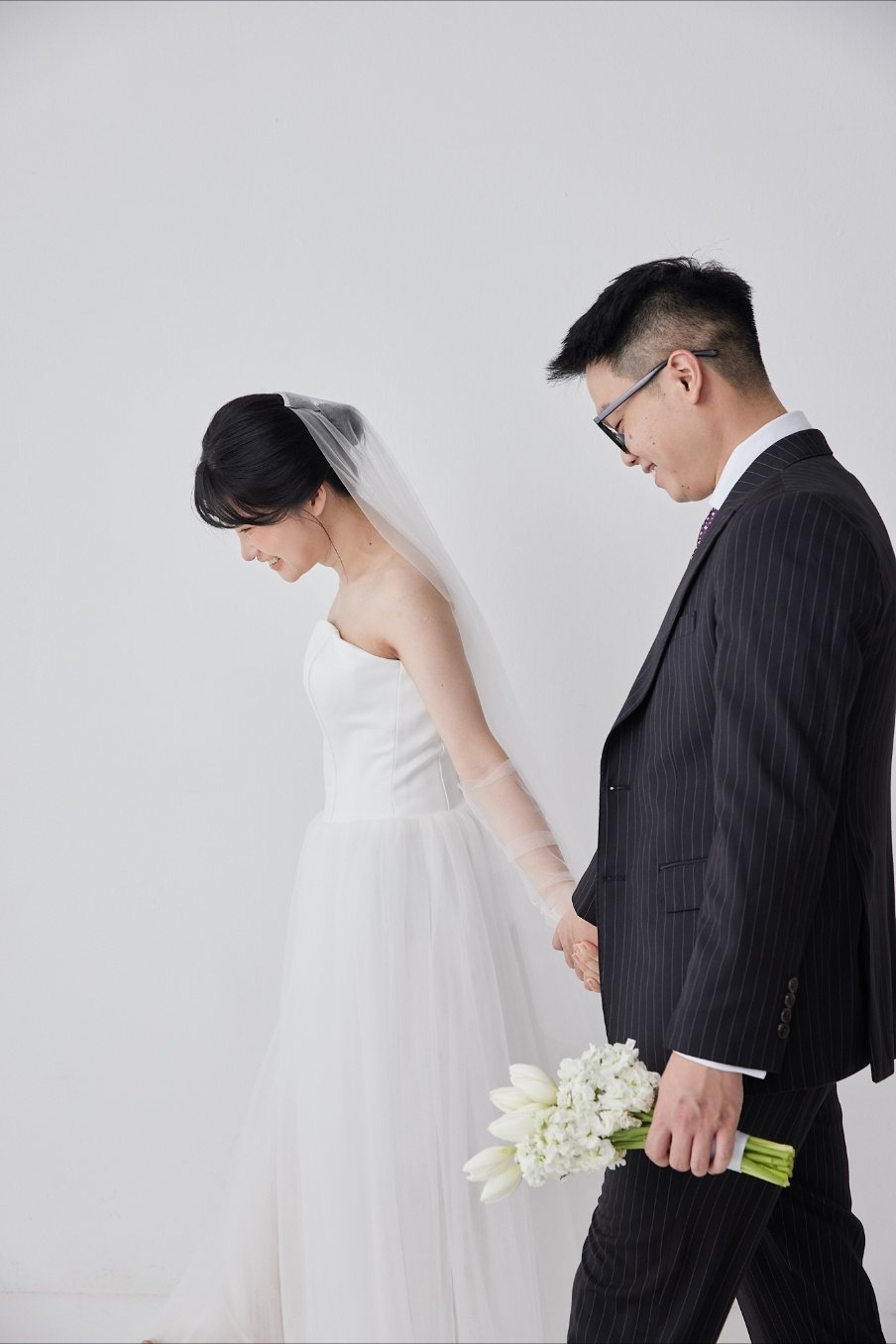 Cô dâu chú rể nắm tay bước đi cùng nhau