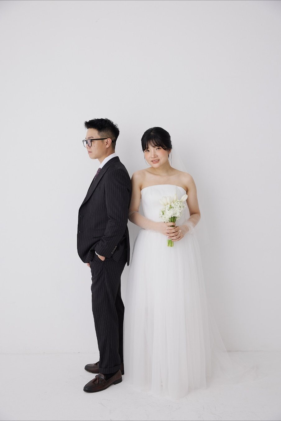 Cô dâu chú rể chụp ảnh cưới cùng nhau