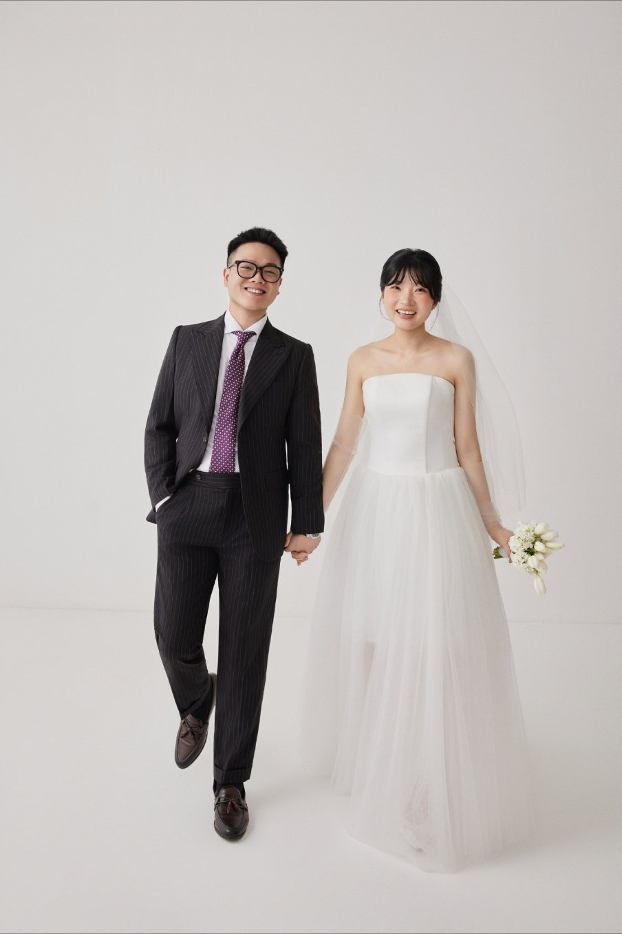 Cô dâu chú rể dạo bước bên nhau