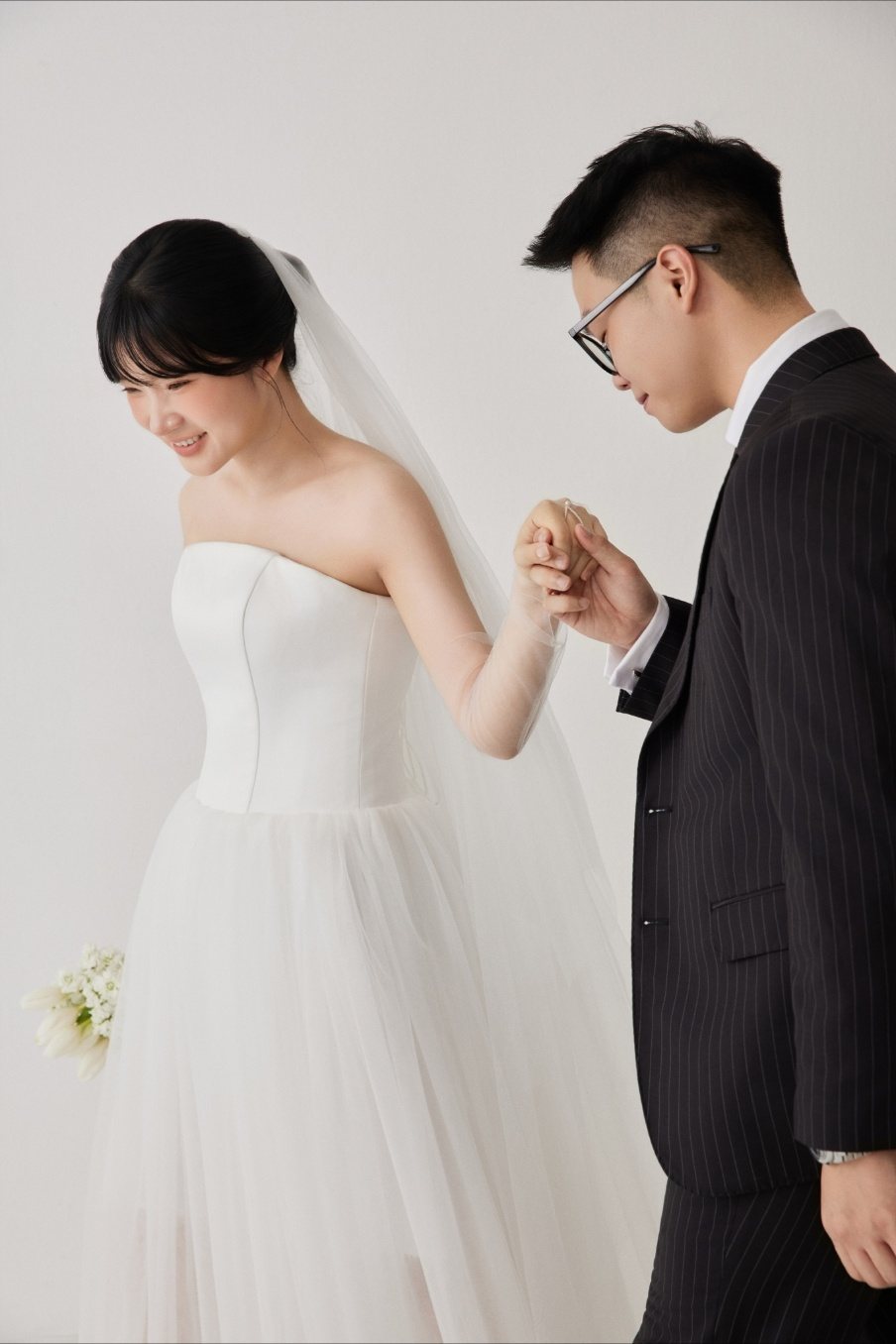 Chú rể trân trọng nâng tay cô dâu