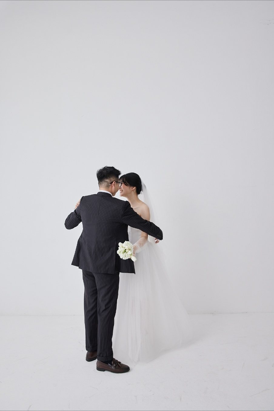 Chú rể ôm cô dâu ấm áp